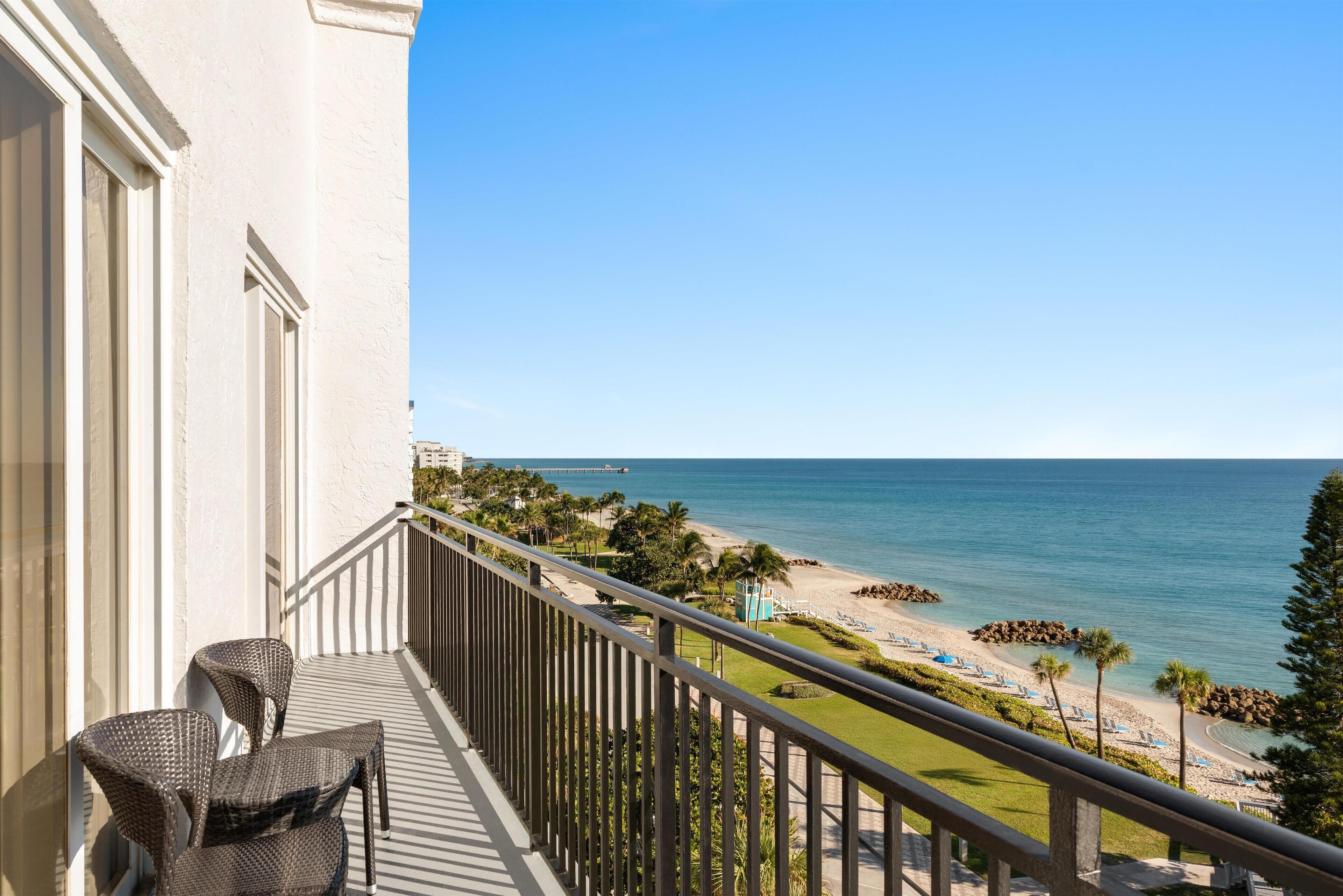 Deluxe Suite, 1 King Bed, Oceanfront, Accessible Roll-in Shower, Corner Wraparound Balcony | 部屋からの景観