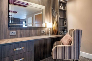 1 King Bed, Executive Room | Bàn, màn/rèm cản sáng, phòng cách âm, bàn ủi/dụng cụ ủi quần áo