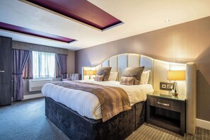1 King Bed, Executive Room | Desk, blackout drapes, soundproofing, iron/ironing board