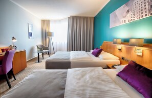 Minibar, desk, laptop workspace, blackout drapes - Leonardo Hotel Düsseldorf City Center (Düsseldorf)