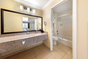Eco-friendly toiletries, hair dryer, towels, soap - Best Western Hanford Inn (Hanford)