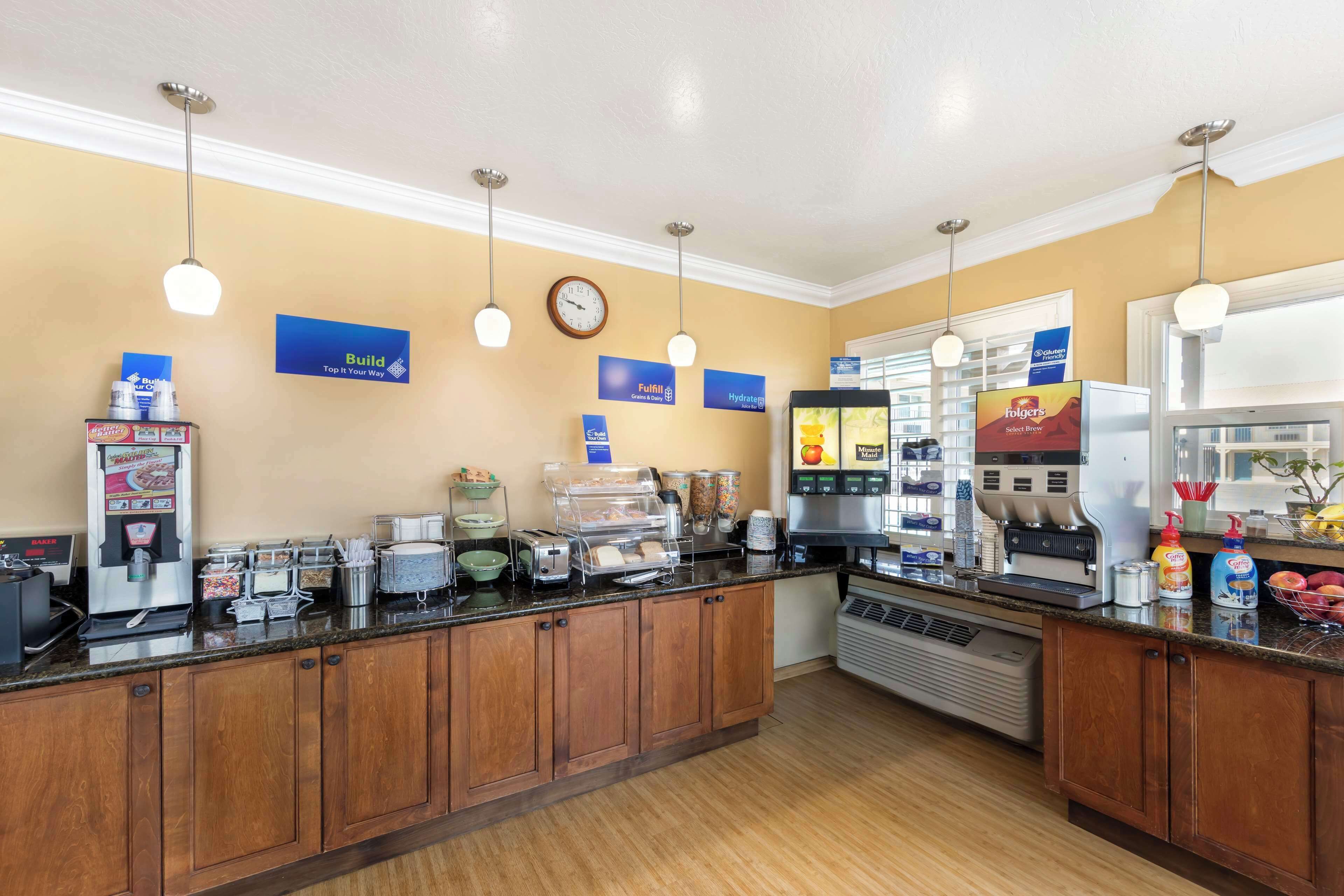 Une cuisine d’hôtel équipée d’un coin café, d’une horloge et de divers appareils de restauration.