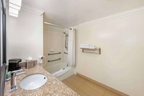 Habitación estándar, 1 cama de matrimonio, accesible para personas con discapacidad, bañera | Baño accesible en silla de ruedas