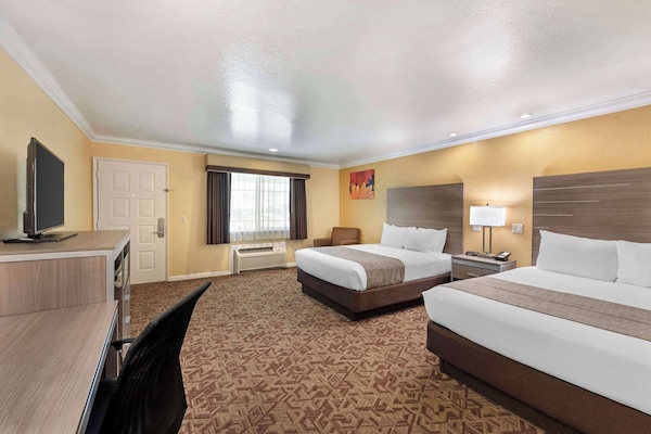 Een bureau, een laptopwerkplek, verduisterende gordijnen