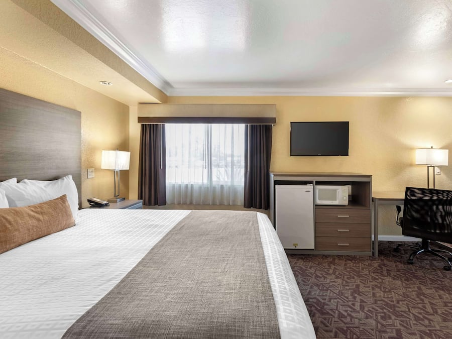 Standard Room, 1 Queen Bed, Accessible, Bathtub