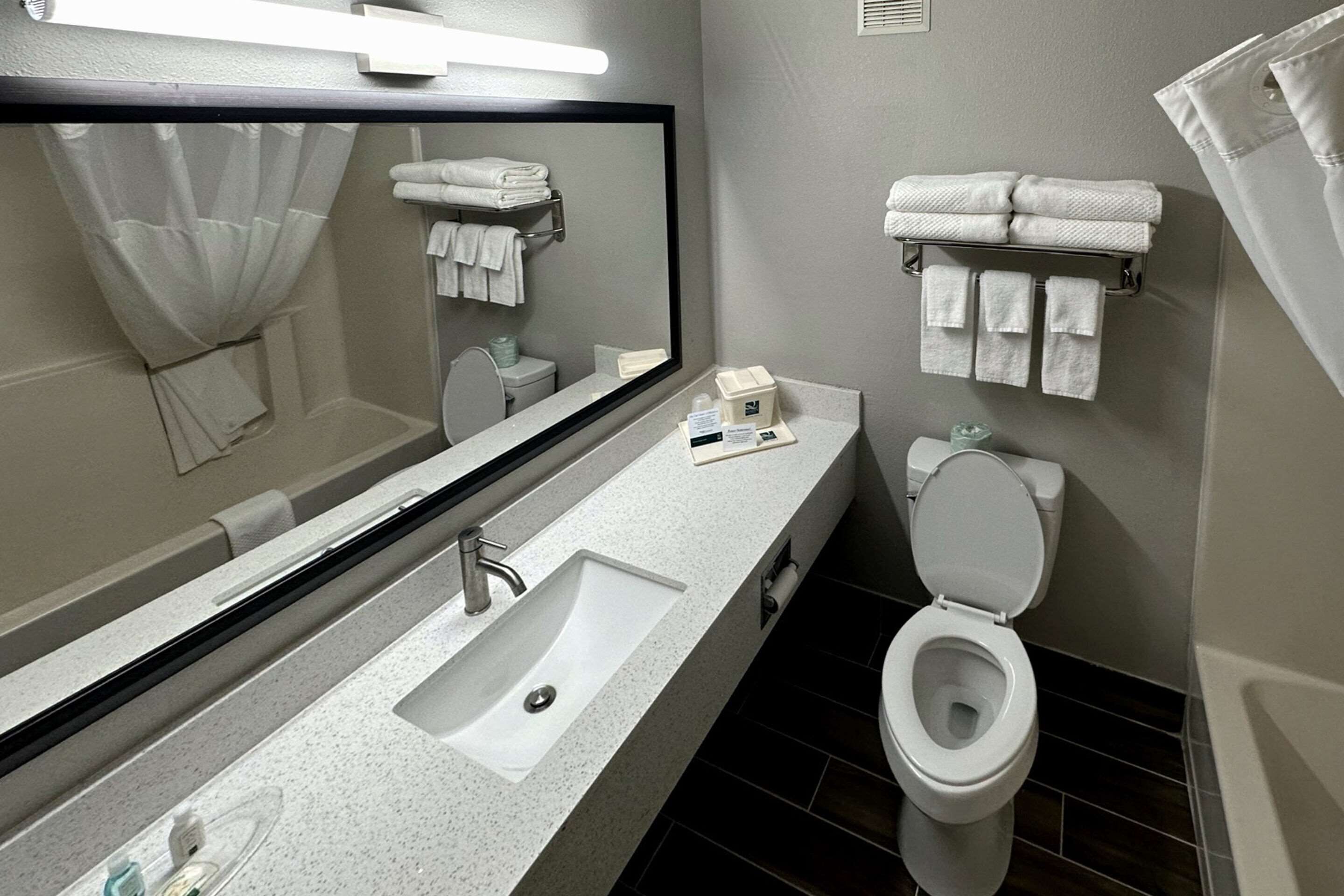 combined shower/bathtub, hydromassage showerhead, free toiletries