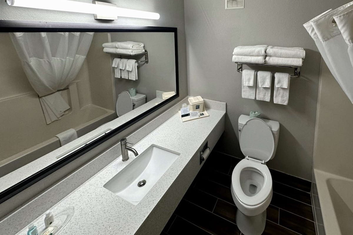 combined shower/bathtub, hydromassage showerhead, free toiletries