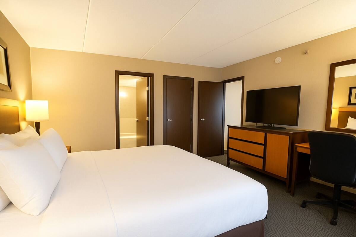 Suite, 1 King Bed, Balcony | Premium bedding, in-room safe, desk, blackout drapes