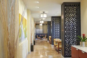 Se sirven desayunos y cenas, cocina americana