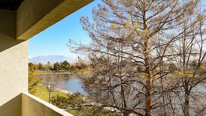 A view from a balcony overlooking a lake with mountains in the background. - DoubleTree by Hilton Hotel Salt Lake City Airport (Salt Lake City)