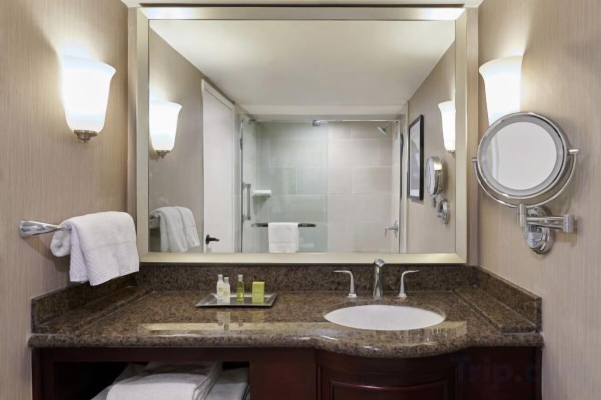 Amenidades de baño gratuitas, secadora de cabello, toallas 
