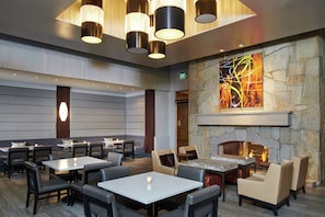 Serves lunch and dinner - DoubleTree by Hilton Hotel Salt Lake City Airport (Salt Lake City)