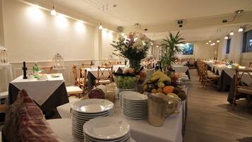 Aperto a pranzo e cena, cucina locale