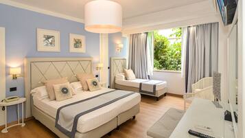 Comfort-Dreibettzimmer, eigenes Bad | Minibar, Zimmersafe, Schreibtisch, Verdunkelungsvorhänge