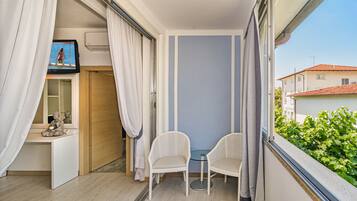 Comfort-Dreibettzimmer, eigenes Bad | Minibar, Zimmersafe, Schreibtisch, Verdunkelungsvorhänge