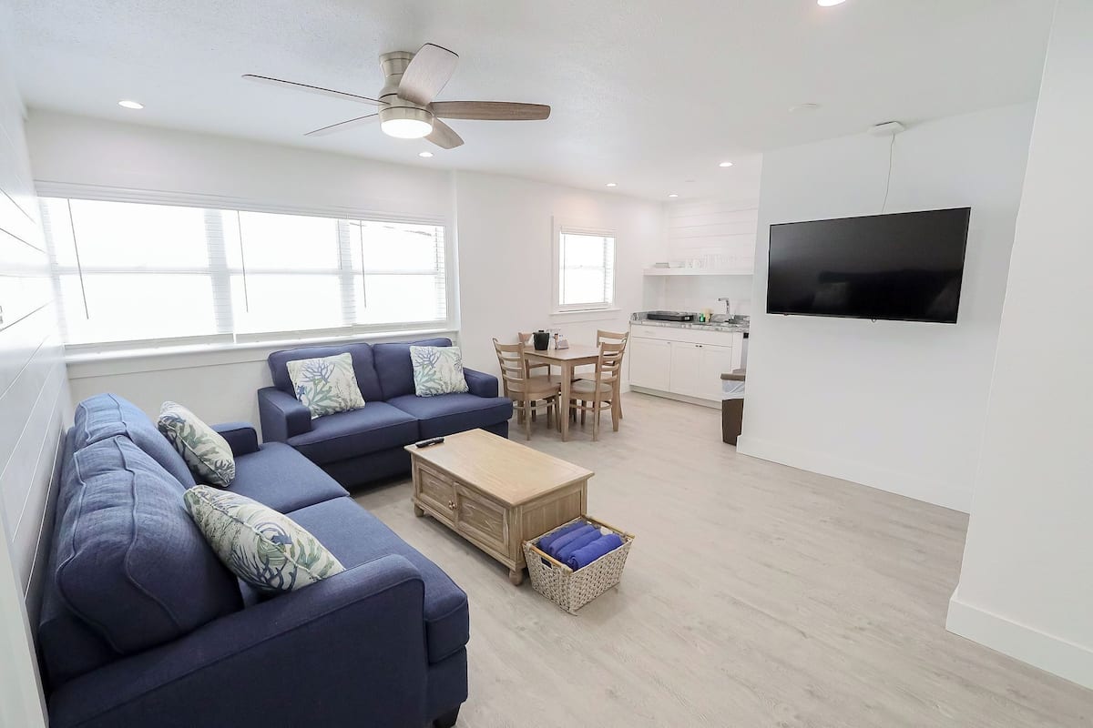 Siesta Bar Side Suite | Living area