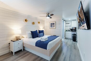 Siesta Bar Side ADA | Down comforters, individually furnished, iron/ironing board, free WiFi at Siesta Key Beach Resort and Suites