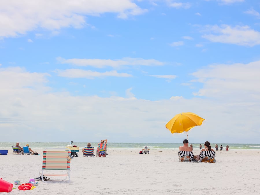Pantai di sekitar, pasir putih, dan handuk pantai