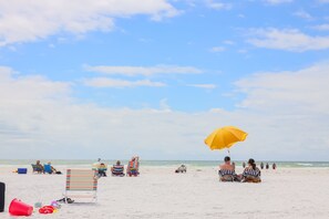 In Strandnähe, weißer Sandstrand, Strandtücher