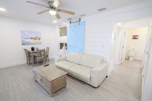 Siesta Bunkhouse - 1 Bedroom | Opholdsområde | 50-tommers tv med kabelkanaler