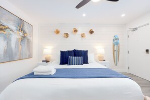 Siesta King - Pool Area | Edredón, muebles diferentes y tabla de planchar con plancha 