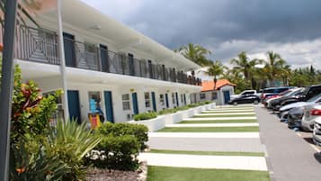 In Strandnähe, weißer Sandstrand, Strandtücher