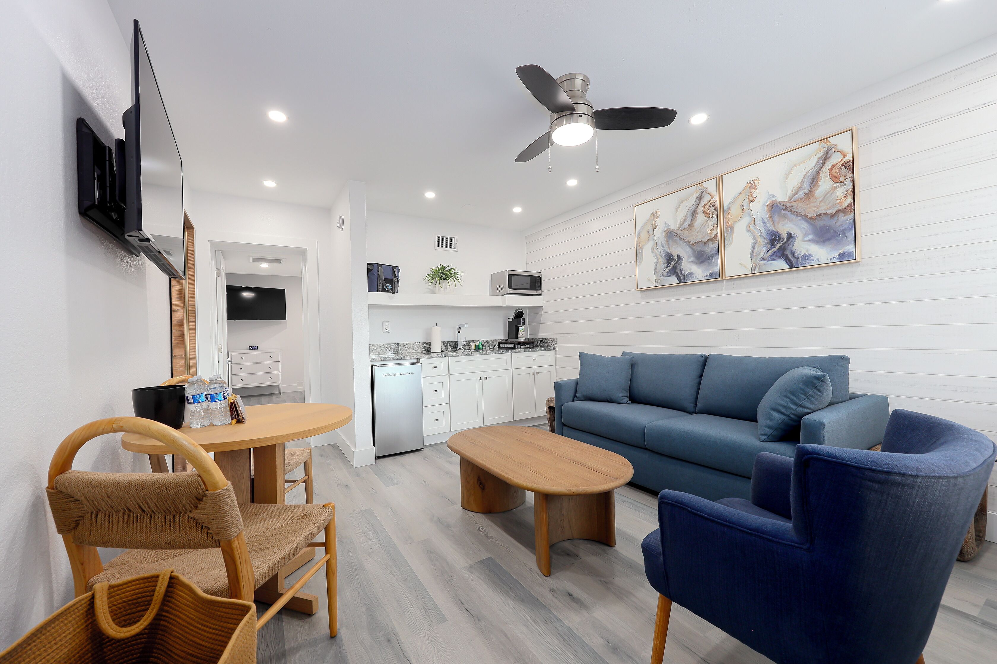 Siesta Bar Side Suite | Living area