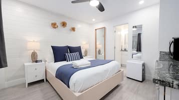 Standaard kamer | Donsdekens, individueel gemeubileerd, een strijkplank/strijkijzer