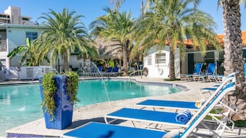 Piscina externa, funciona das 9h às 21h, espreguiçadeiras