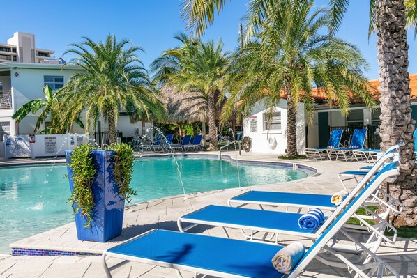 Piscine extérieure, chaises longues