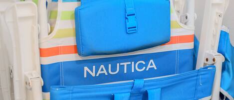 En vagn med blått och vitt bagage, inklusive en blå väska med texten ”NAUTICA” på.