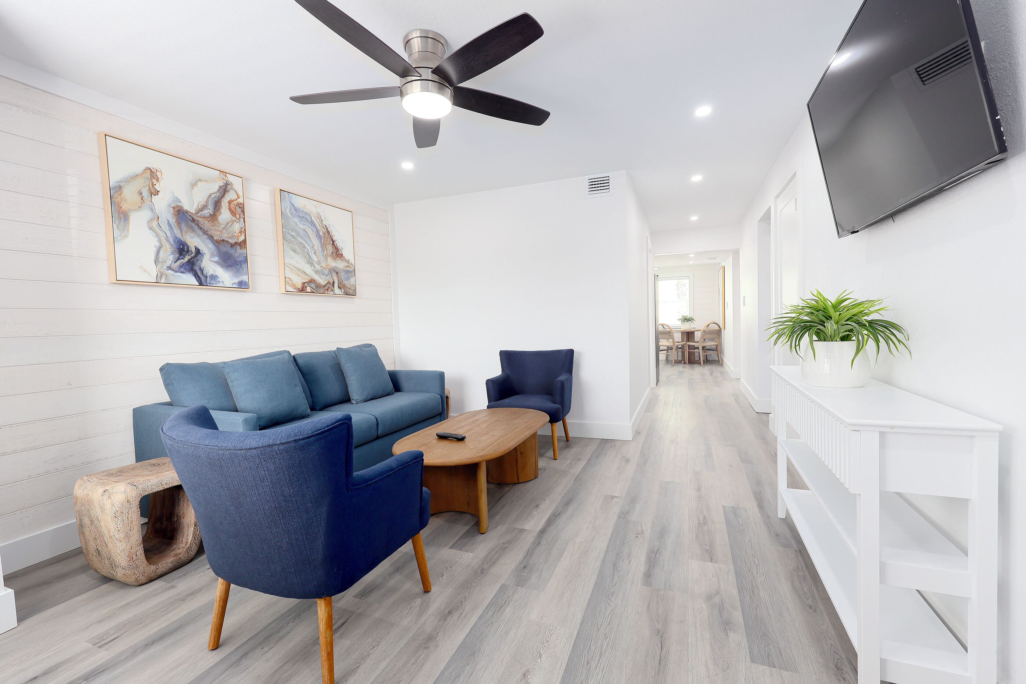 Siesta, 2 Bedroom | Opholdsområde | 50-tommers tv med kabelkanaler