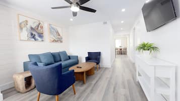 Siesta, 2 Bedroom | 客廳 | 50 吋電視連有線電視頻道