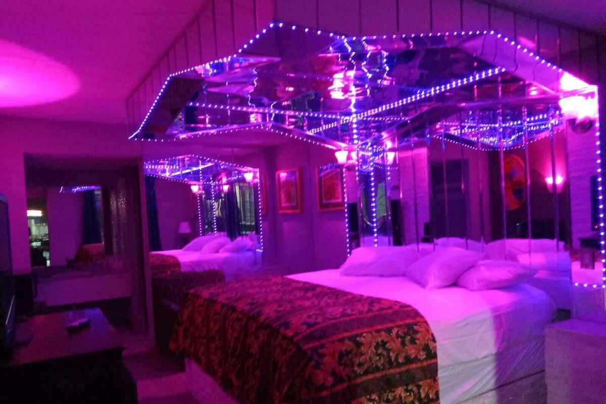 Habitación, 1 cama de matrimonio grande, bañera de hidromasaje | Escritorio, wifi gratis, ropa de cama