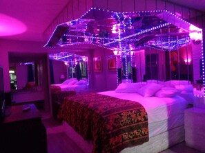 Room, 1 King Bed, Jetted Tub | Desk, free WiFi, bed sheets