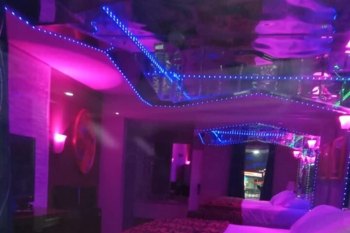 Room, 1 King Bed, Refrigerator & Microwave | Desk, free WiFi, bed sheets