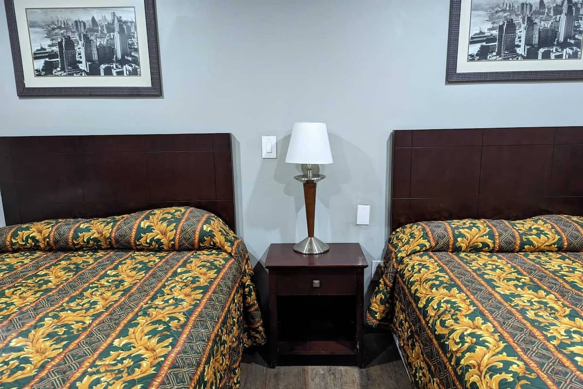 Habitación, 2 camas dobles | Escritorio, wifi gratis, ropa de cama