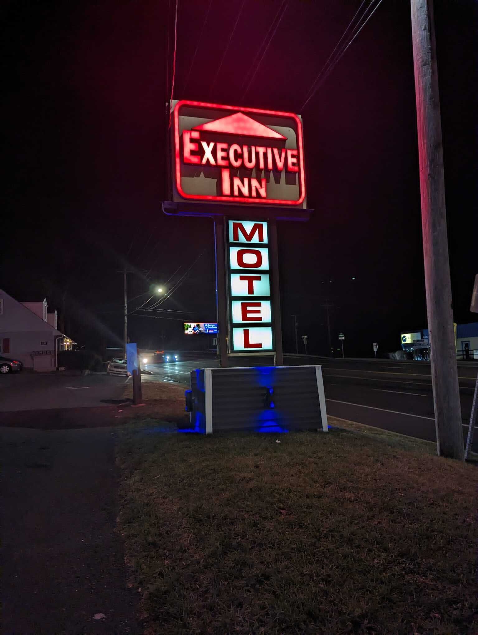 Letrero de neón del motel Executive Inn, con un diseño clásico de motel.