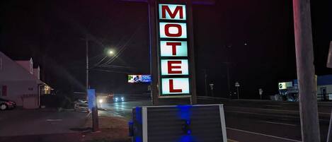 Letrero de neón del motel Executive Inn, con un diseño clásico de motel.