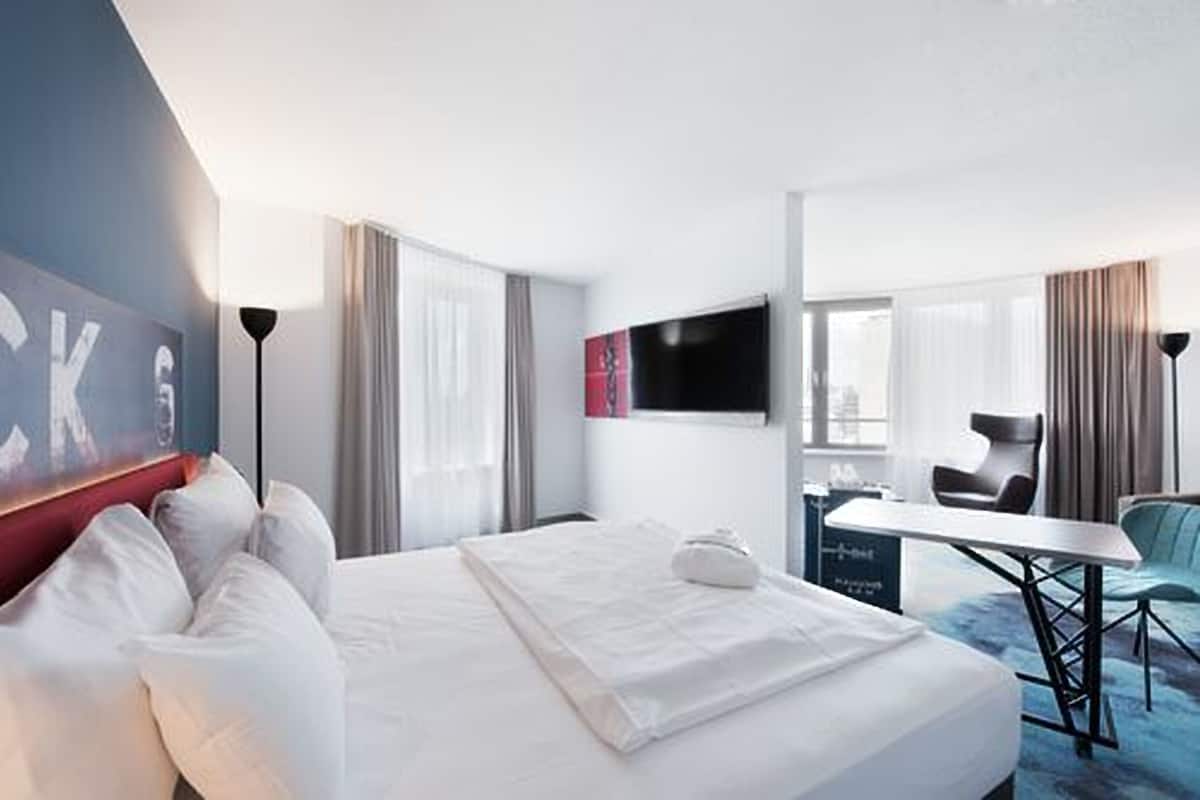 Junior Suite, 1 Double Bed with Sofa bed | 1 bedroom, hypo-allergenic bedding, in-room safe, desk