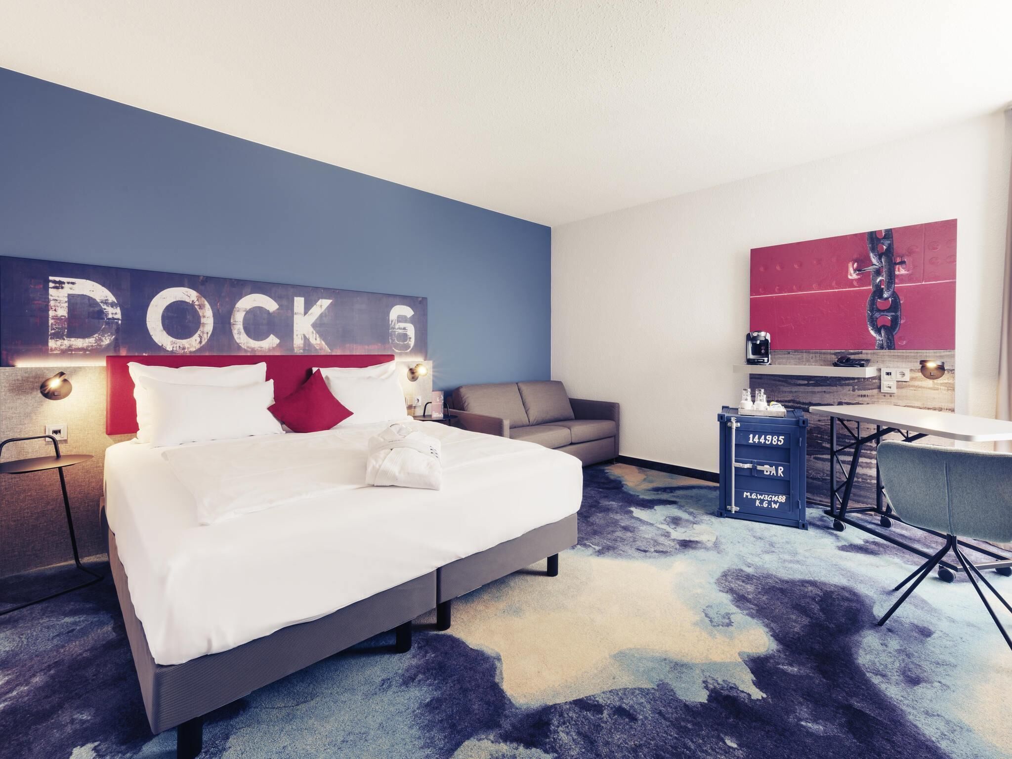 Privilege, Habitación, 1 cama King size y sofá cama | Ropa de cama hipoalergénica y caja de seguridad en la habitación 