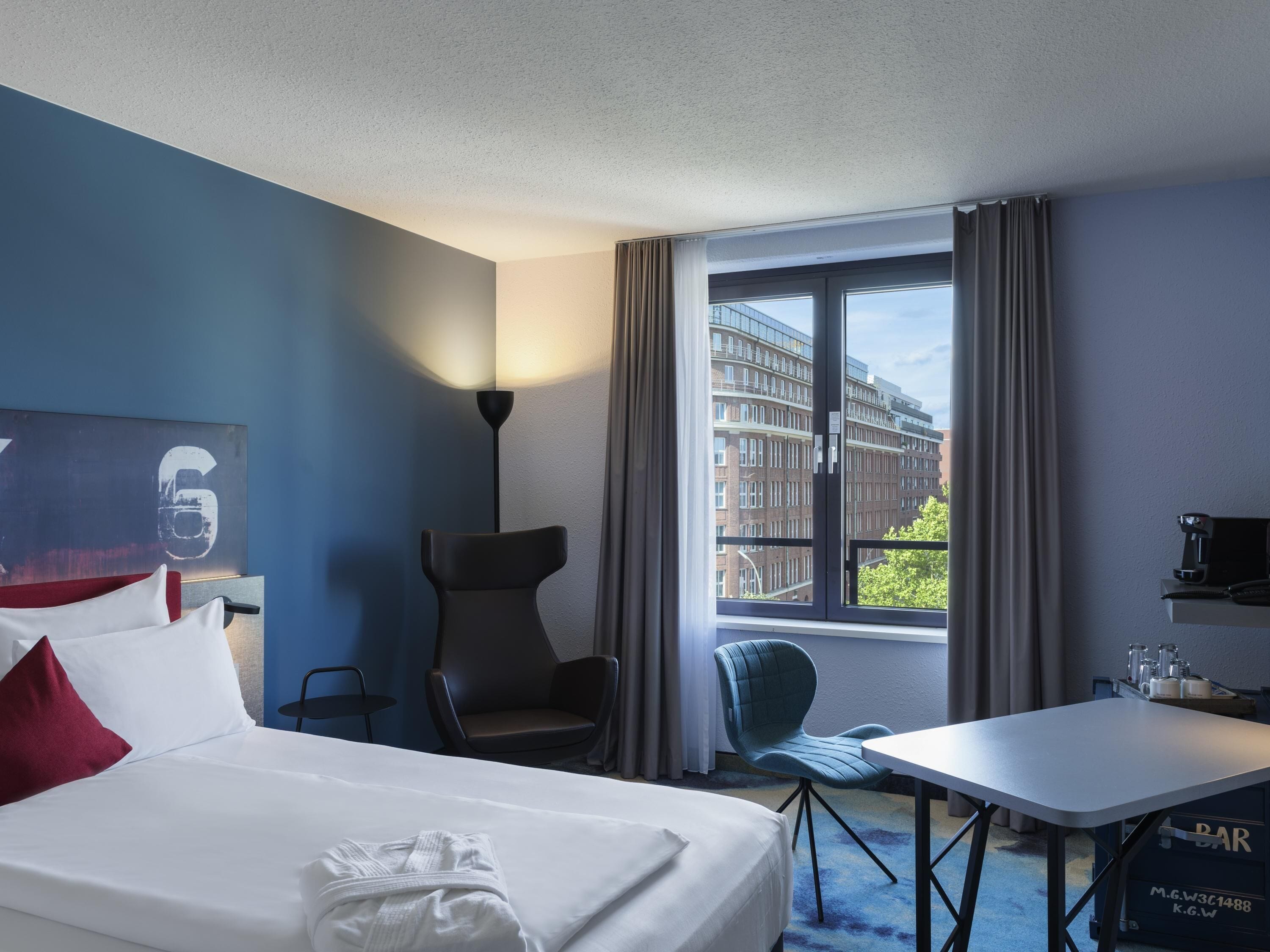 Privilege, Room, 1 King Bed | Hypo-allergenic bedding, in-room safe, desk, soundproofing