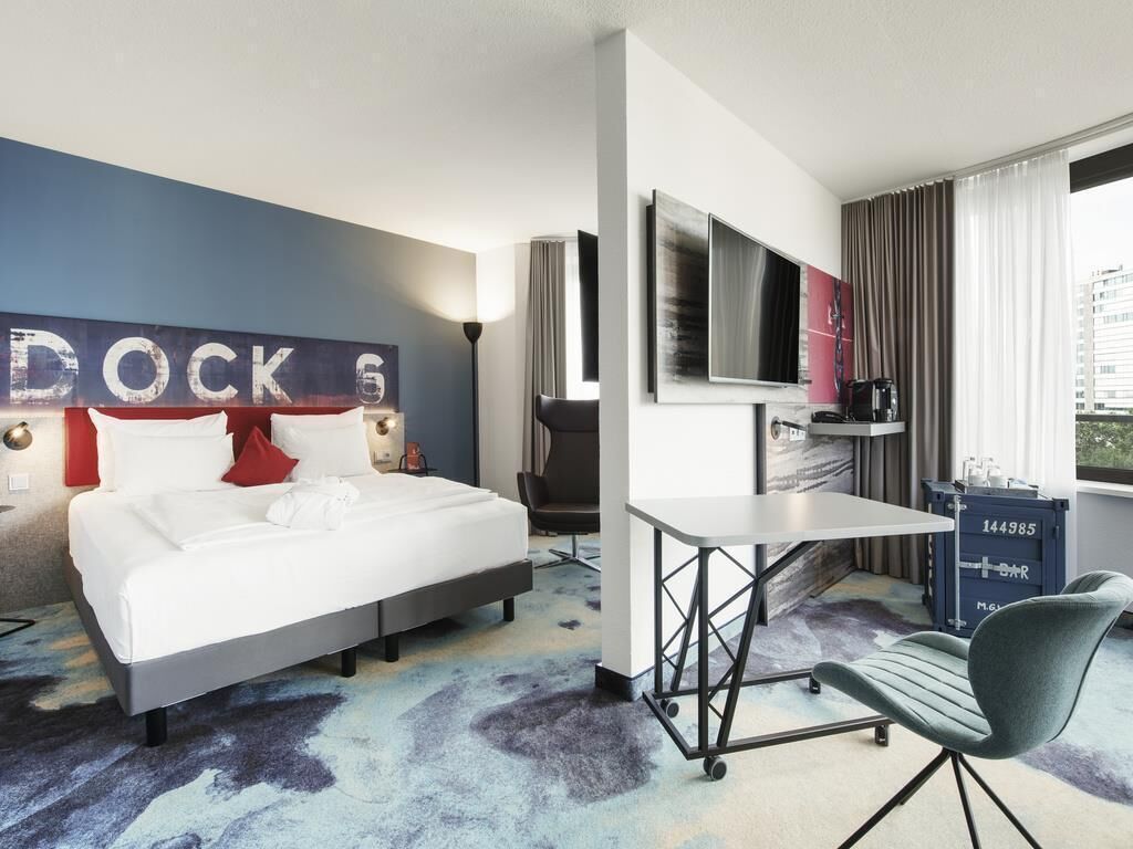Suite junior, 1 cama doble con sofá cama | Ropa de cama hipoalergénica, caja fuerte, escritorio