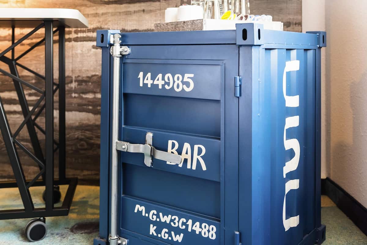 Literie hypoallergénique, coffres-forts dans les chambres, bureau