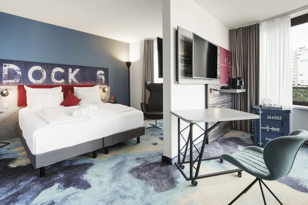 Junior Suite, 1 Double Bed with Sofa bed | Hypo-allergenic bedding, in-room safe, desk, soundproofing