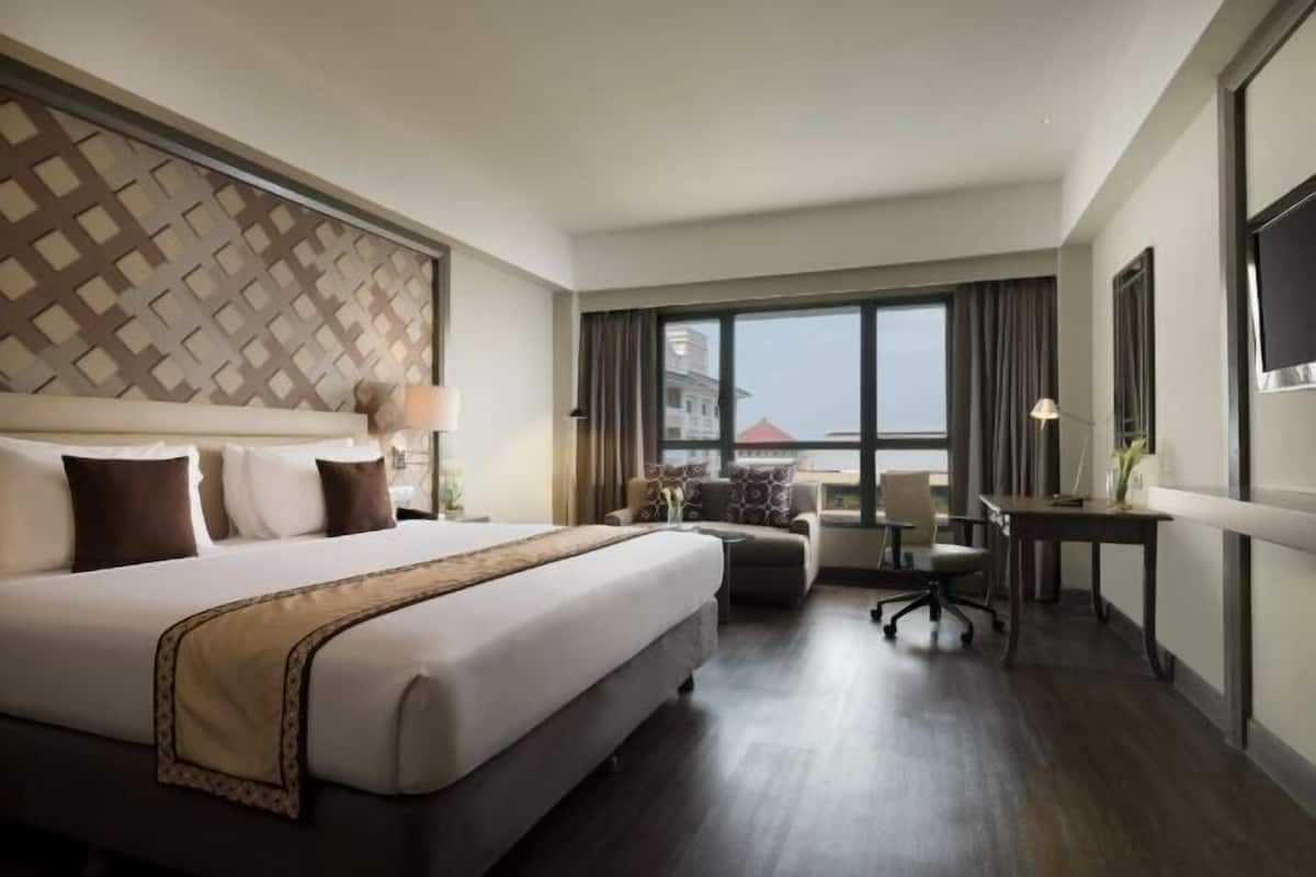 Minibar, in-room safe, iron/ironing board, free WiFi