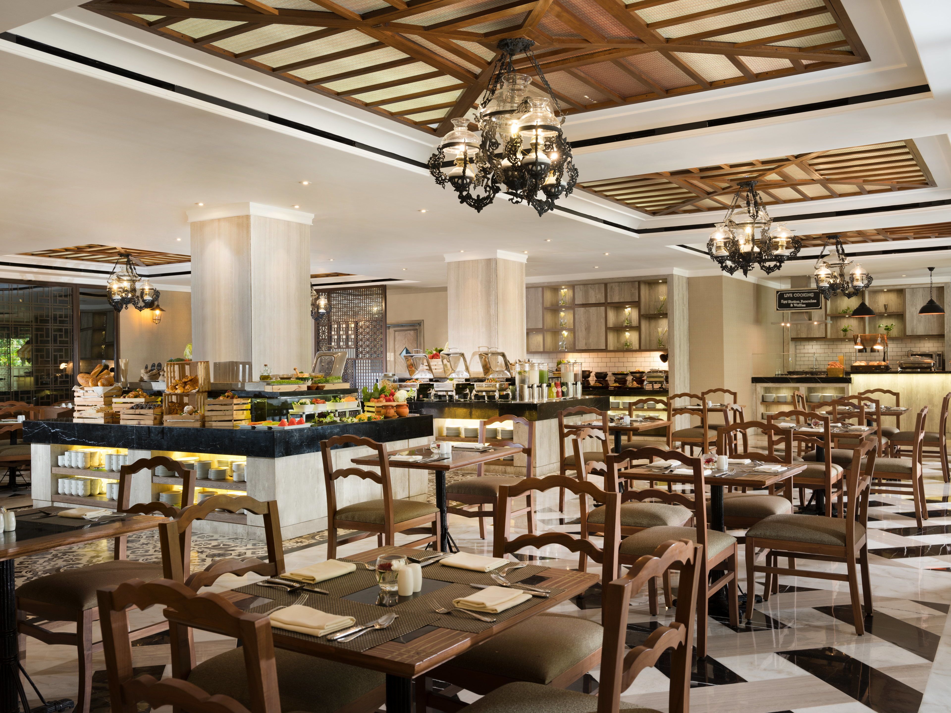 Petit déjeuner buffet (11 USD par personne)