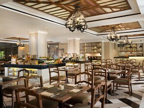 Petit déjeuner buffet (11 USD par personne)