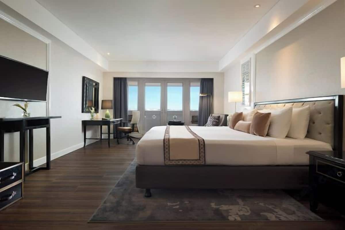 Minibar, in-room safe, iron/ironing board, free WiFi