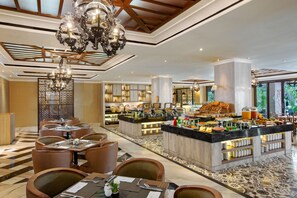 3 restaurantes; se sirven desayunos, almuerzos y cenas